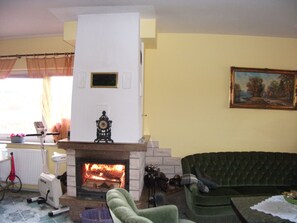 Een televisie, een open haard, een dvd-speler en tafelvoetbal