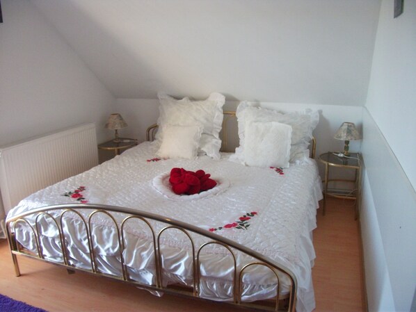 4 bedrooms, iron/ironing board, WiFi