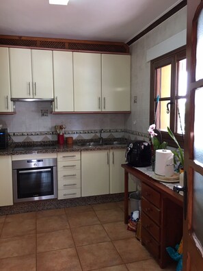 Een koelkast, een microgolfoven, een oven, een vaatwasser