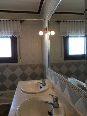 Combinació de dutxa i banyera, assecador de cabells, bidet i tovalloles