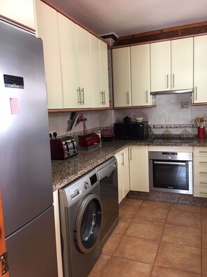 Een koelkast, een microgolfoven, een oven, een vaatwasser