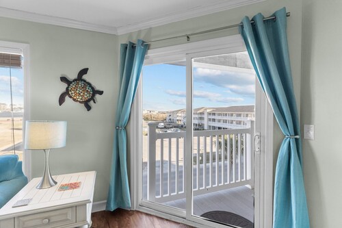 Spacious Top-Floor Condo w/ Pool, Elevator, Views; Walk to Beach and Town!