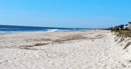 Spacious Top-Floor Condo w/ Pool, Elevator, Views; Walk to Beach and Town!