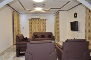 디럭스 아파트 | 거실 공간 | 스마트 TV