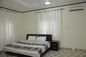 디럭스 아파트 | 3 개의 침실, 암막 커튼, 다리미/다리미판, 유아용 침대