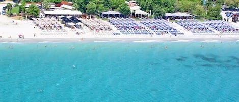 Una spiaggia nelle vicinanze