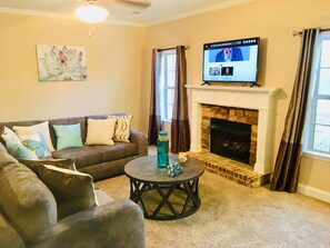 Een televisie, een open haard en tafelvoetbal