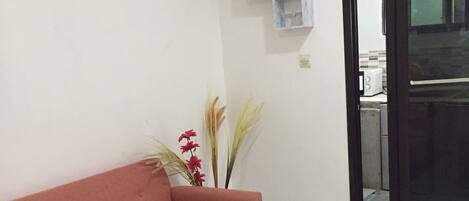 Comfort appartement | Woonruimte | Een 32-inch flatscreentelevisie met kabelzenders en televisie