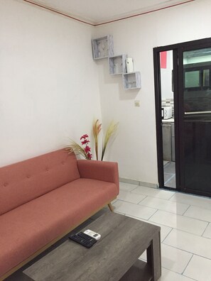 Departamento Confort | Área de sala de estar | Televisión de pantalla plana de 32 pulgadas con canales por cable 