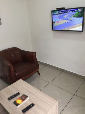 Departamento de lujo | Área de sala de estar | Televisión de pantalla plana de 32 pulgadas con canales por cable 