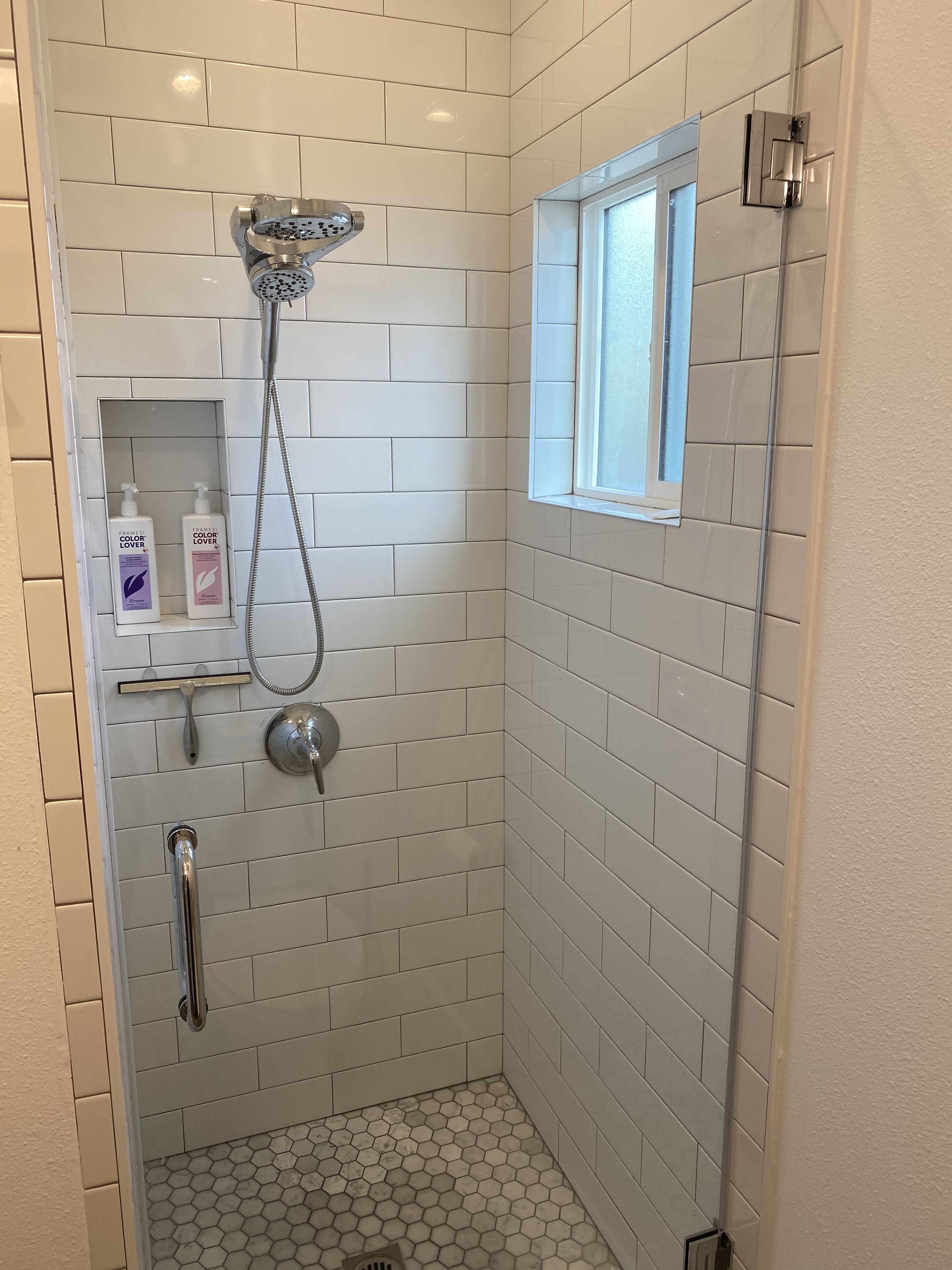 Een douche, een haardroger, handdoeken, shampoo