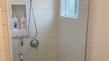 Een douche, een haardroger, handdoeken, shampoo