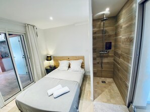 4 chambres, bureau, fer et planche à repasser, lit parapluie