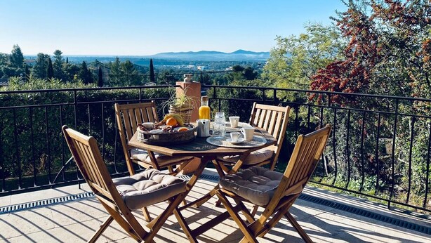 A wooden table set for breakfast with a view of the countryside. - VILLA sea view, panoramic view, 8 pers fréjus  (Fréjus)