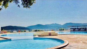 A swimming pool with a view of mountains in the background. - VILLA sea view, panoramic view, 8 pers fréjus  (Fréjus)