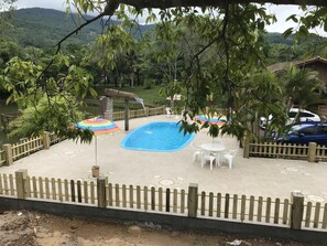 Piscine extérieure, chaises longues