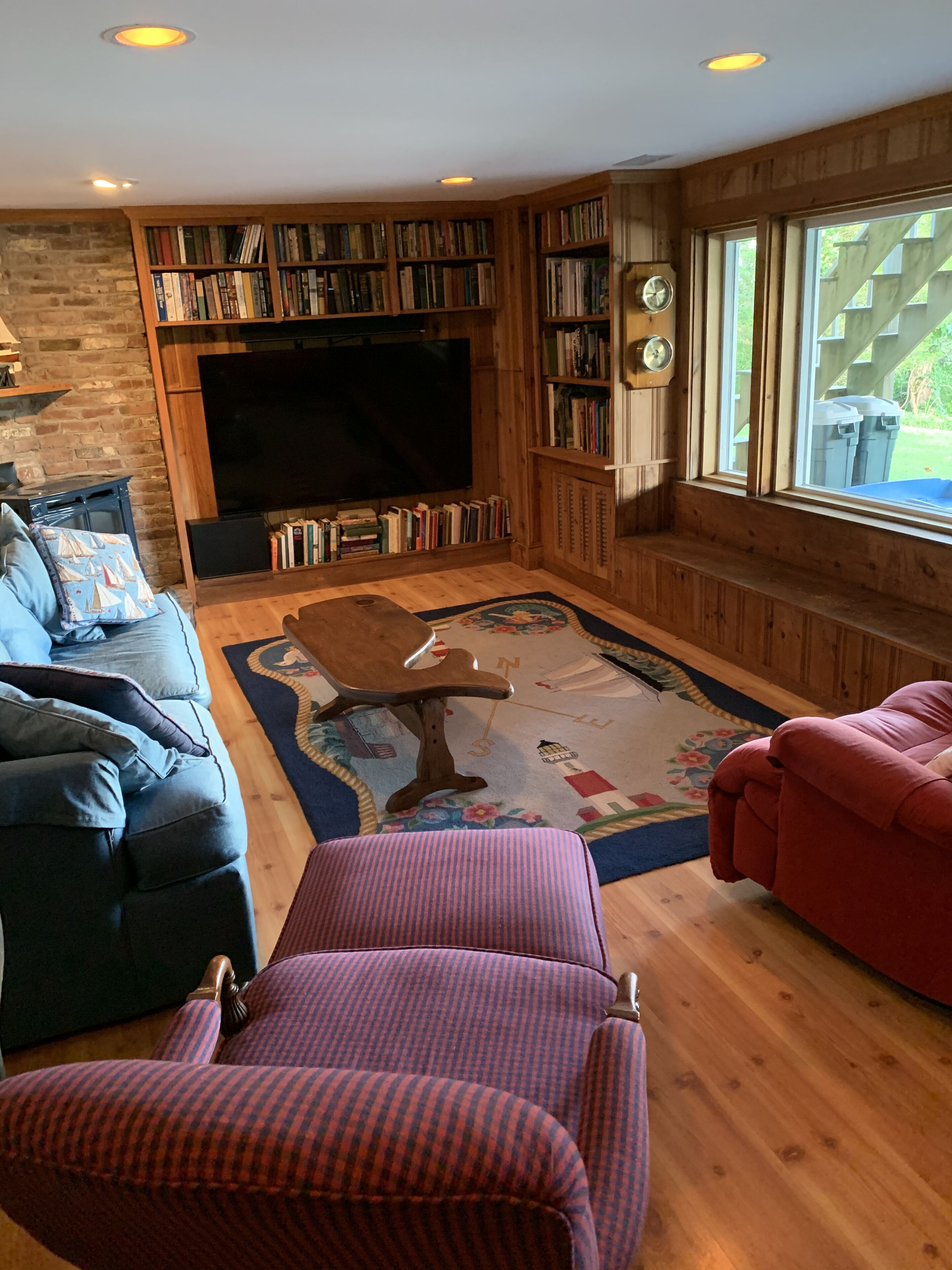 TV connectée, cheminée, jeux vidéo, livres