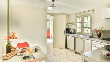 Frigorífic, microones, forn i placa de cuina