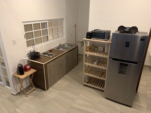 Mikrowelle, Ofen, Wasserkocher mit Kaffee-/Teezubehör