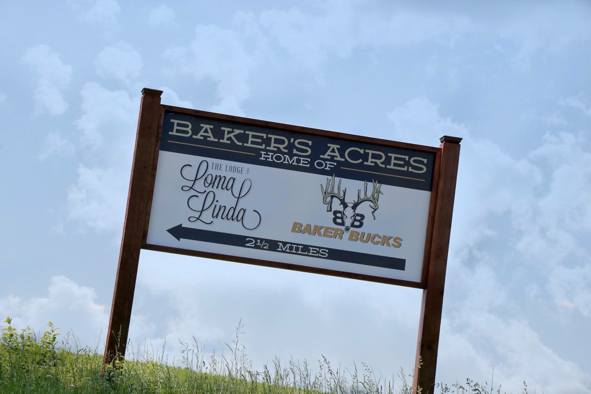 Wegwijzer voor Baker's Acres, met The Lodge at Loma Linda en Baker Bucks, 2,5 mijl verderop.