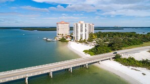 Playa privada, camastros y toallas de playa 