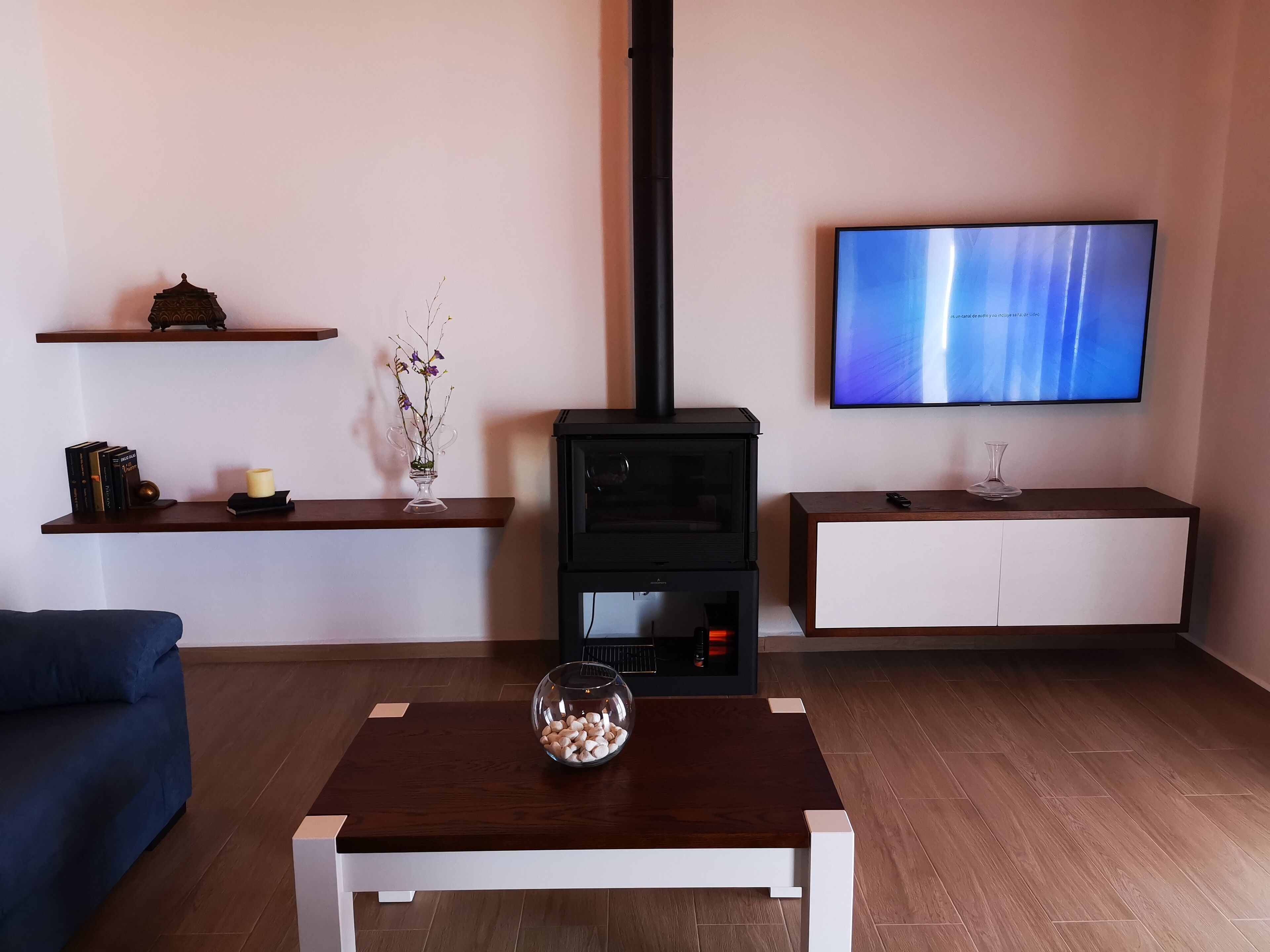 Televisie en een open haard