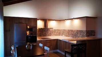 Micro-ondes, lave-vaisselle, cafetière/bouilloire