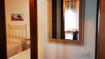 2 chambres, fer et planche à repasser, Wi-Fi, draps fournis