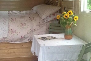 1 bedroom, bed sheets