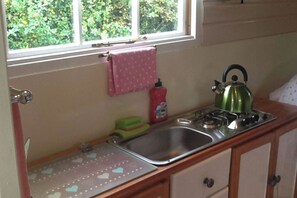 冰箱、炉灶、电热水壶、烤面包机