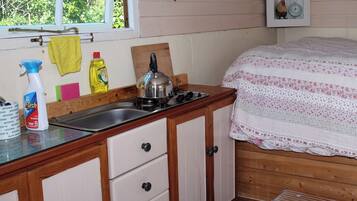 1 bedroom, bed sheets