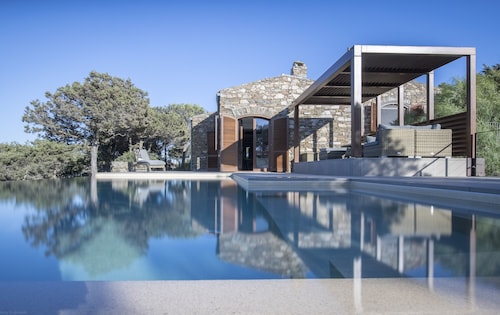 Villa Tellus - quiet luxury villa, private pool, stunning view, 5 min from beach