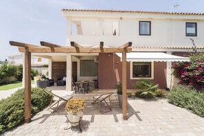 Outdoor dining - Syracuse Sea House (Punta Milocca)
