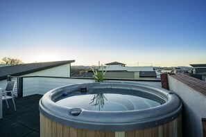 Outdoor spa tub - Downtown Views Deluxe Guesthouse + Rooftop Spa! (Fort Collins)