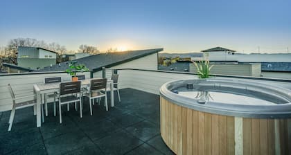 Downtown Views Deluxe Guesthouse + Rooftop Spa!