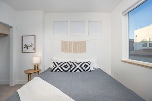 2 bedrooms, desk, iron/ironing board, free WiFi - Downtown Views Deluxe Guesthouse + Rooftop Spa! (Fort Collins)