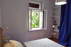 4 habitaciones, escritorio y tabla de planchar con plancha 