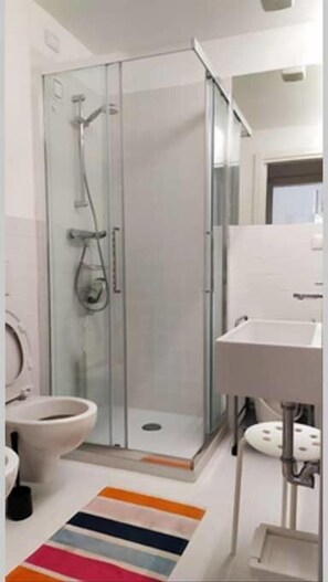 Dusj, toalettartikler (inkludert), hårføner og bidé