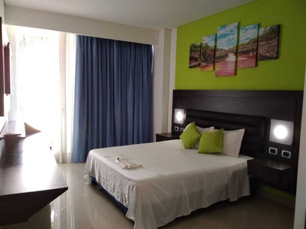 Minibar, cortinas blackout, wifi gratis y ropa de cama