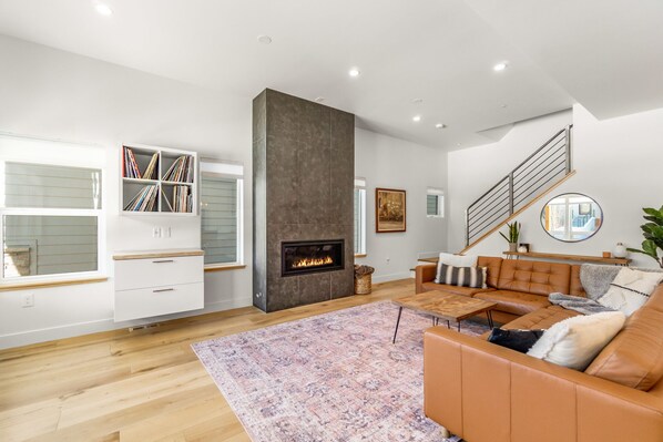 Smart TV, fireplace, offices - Downtown Views Deluxe 5/4+ Rooftop Hot Tub! (Fort Collins)