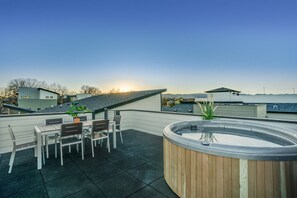 Outdoor dining - Downtown Views Deluxe 5/4+ Rooftop Hot Tub! (Fort Collins)