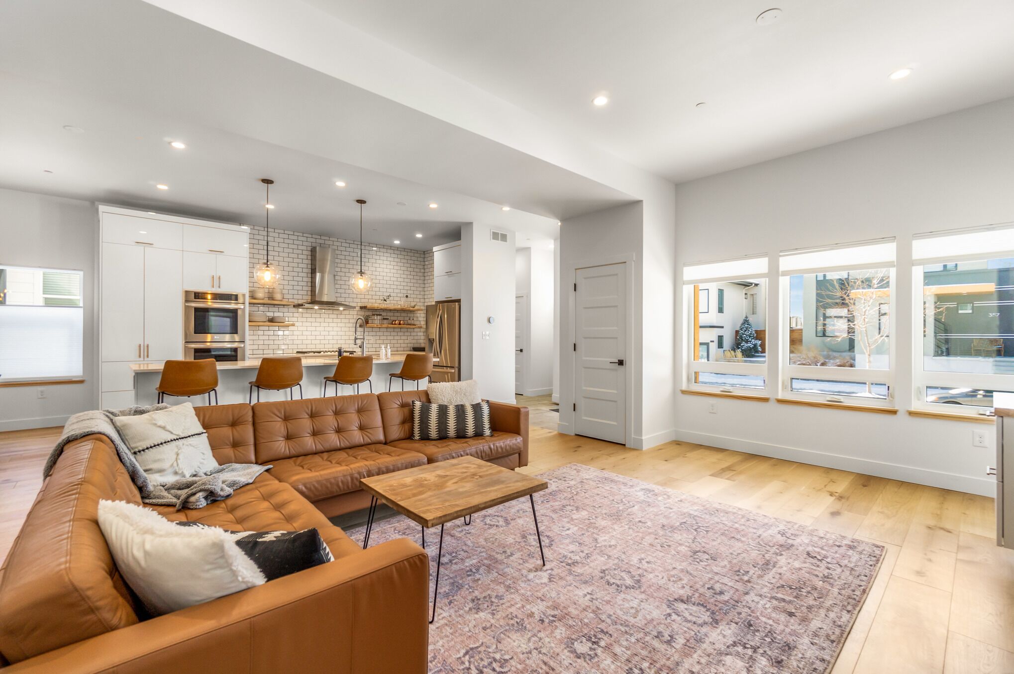 Smart TV, chimenea y oficina 