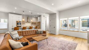 Smart TV, chimenea y oficina