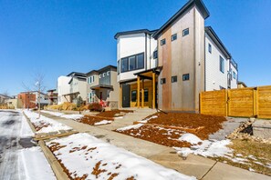 Exterior - Downtown Views Deluxe 5/4+ Rooftop Hot Tub! (Fort Collins)