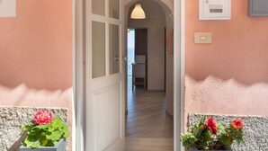 A hallway with a white door, a mailbox, and potted plants. - Beautiful  villa for 6 guests with WIFI, TV, terrace, pets allowed and panoramic view (Cipressa)