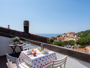 Outdoor dining - Stunning villa for 6 people with TV, terrace and panoramic view (Cipressa)
