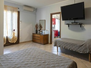 2 bedrooms, iron/ironing board, travel crib, free WiFi - Beautiful private villa with A/C, private pool, WIFI, TV, terrace, pets allowed and panoramic view (Cipressa)