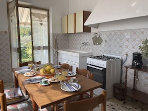 Een oven, een vriezer, eettafels