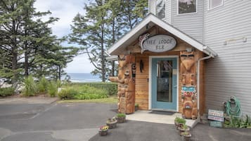 Pintu masuk properti