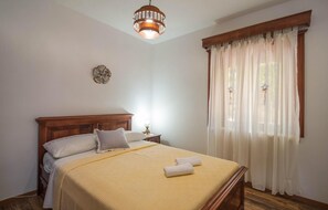 5 bedrooms, travel cot, free WiFi, bed sheets